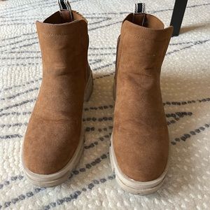 Shu Shop Womens Size 9 boot with chunky sole